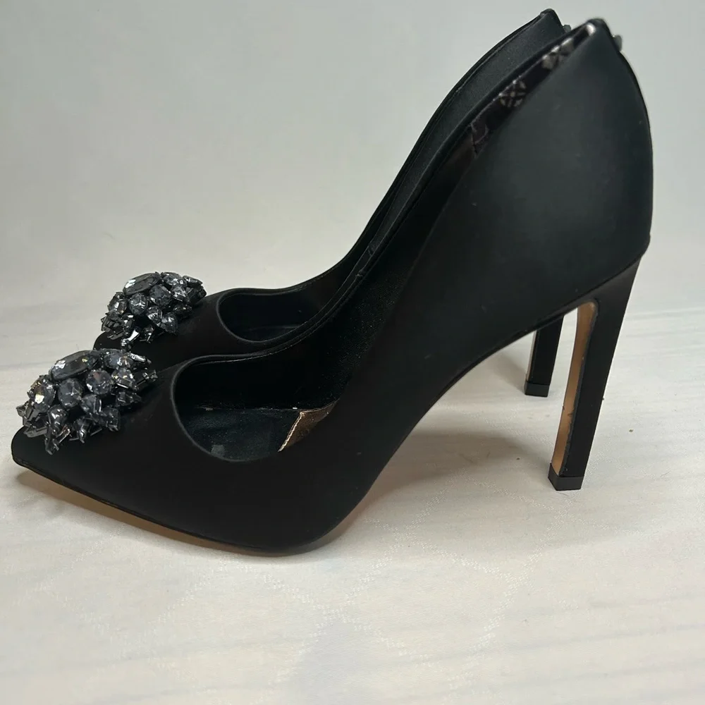 TED BAKER- Brayden Brooch Detail Courts Heels (NWOT) US Size 5.5 EU Size 35 - Picture 3 of 11